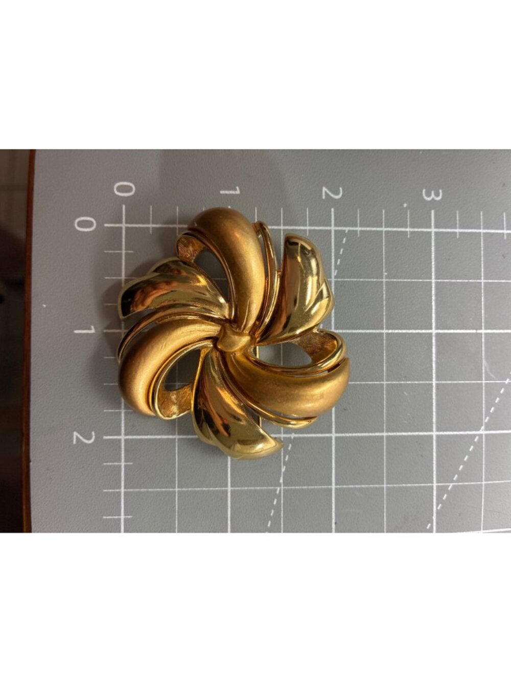 Vintage Monet Gold Tone Ribbon Brooch Large Two Finish Statement Pin - Picture 9 of 9